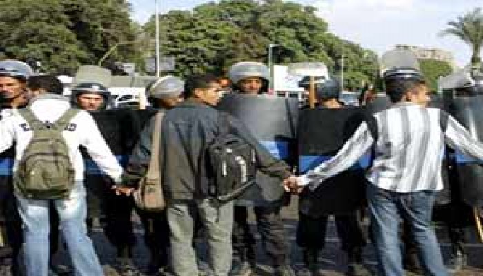 الديمقراطية الغائبة في مصر والإقبال على الإسلام بأوروبا عناوين لافتة
