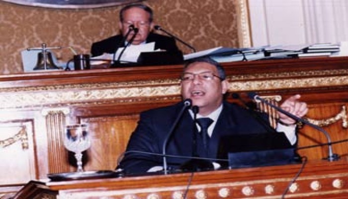نزع لافتات تهنئة العيد لتيمور بمناسبة مرور وزير الاستثمار