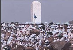 الحجاج يبيتون بمزدلفة ويستعدون لرمي الجمرة الصغرى في أول أيام العيد