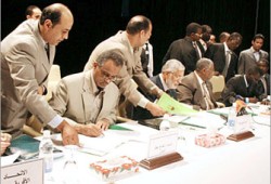 القذافي يتهم الغرب بالتدخل في دارفور سعيًا وراء النفط وتفاقم الأزمة الإنسانية بالإقليم