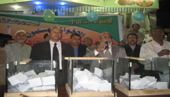 نواب الإخوان يواصلون إجراء قرعة الحج في مختلف محافظات مصر