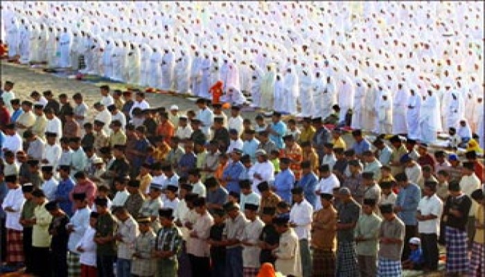 ملايين المسلمين يحتفلون بعيد الفطر المبارك وسط واقع حزين