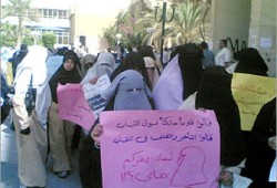 رئيس جامعة حلوان يتجمَّل أمام طلابه ويتعهد بإنهاء أزمة النقاب