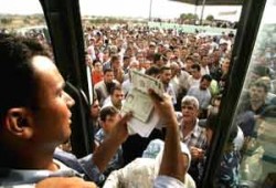 إغلاق الصهاينة لمعبر رفح يمنع آلاف الفلسطينيين من أداء العمرة