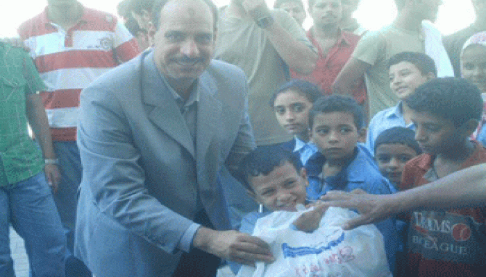 المحمدي يشارك طلاب جامعة الإسكندرية في توزيع شنطة رمضان