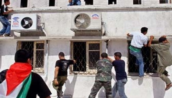 الصهاينة يدرسون اجتياح غزة وإجراءات حكومية فلسطينية لوقف الانفلات الأمني