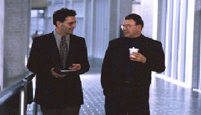 زملاء العمل.. هل يحفظون الأسرار؟