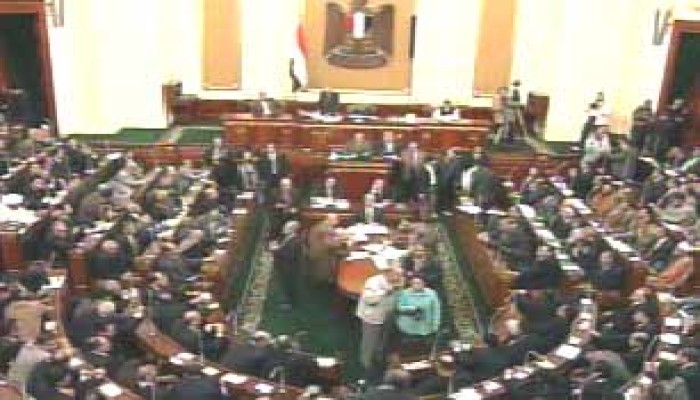 نواب الأغلبية بلا مواقف.. وشعارهم "قلبي معك وصوتي مع الحزب"