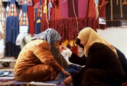 أشغال الفتاة اليدوية.. عمل نافع تهدده التكنولوجيا الحديثة