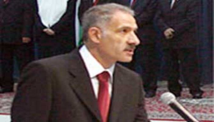 استقالة وزير السياحة الفلسطيني ومظاهرات لدعم الحكومة ضد فوضى فتح