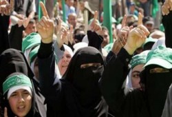 سيدة فلسطينية تتبرع بكل ما تملك لحكومة حماس