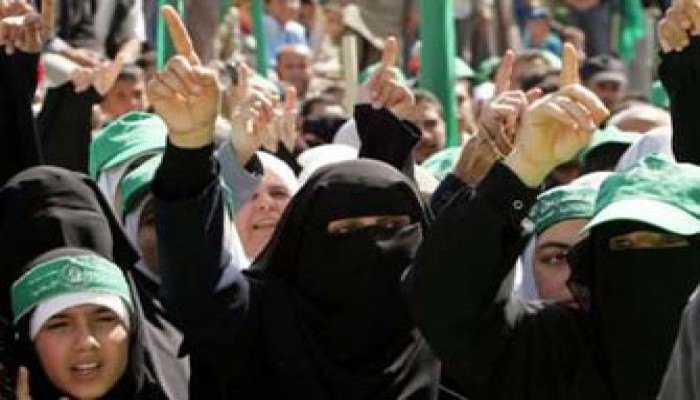 سيدة فلسطينية تتبرع بكل ما تملك لحكومة حماس