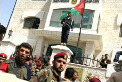 50 عنصرًا من الأمن يقتحمون مقر التشريعي في غزة