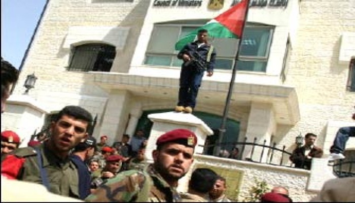 50 عنصرًا من الأمن يقتحمون مقر التشريعي في غزة