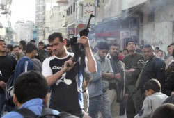 مسلحون من "الأقصى" ينسحبون من مقر الحكومة الفلسطينية بعد اقتحامه