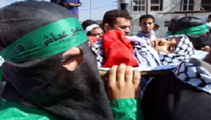 استشهاد فلسطينيين في غزة وجهود عربية لإنهاء الأزمة المالية