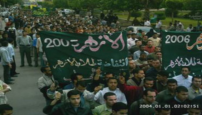 طلاب الأزهر يطالبون طنطاوي بالتراجع عن اتفاقية التنصير