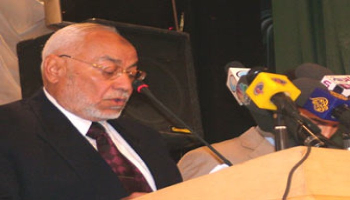 عاكف: موقف الإخوان واضح من دعم المقاومة