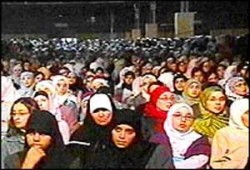 أصحاب المحلات: حجاب الموضة أكثر انتشارًا