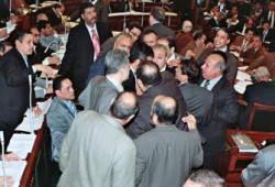 نائب بالوطني يقود مهزلةً أخلاقيةً بالبرلمان المصري