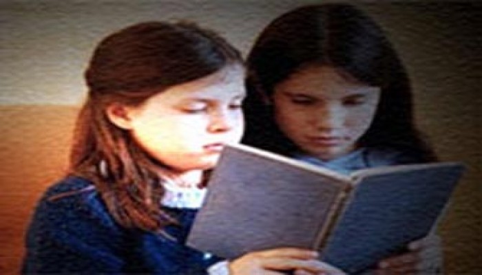 دراسة علمية تنصح الأم بالقراءة للأطفال