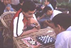 الكافتيريا تهزم المكتبة في الجامعة!!