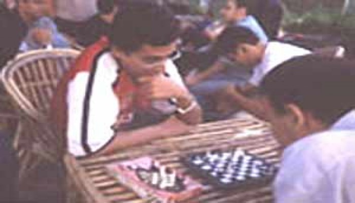 الكافتيريا تهزم المكتبة في الجامعة!!