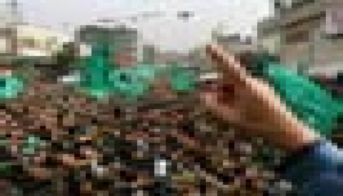 مسيرة جماهيرية لحماس تضامنًا مع شهداء بلاطة