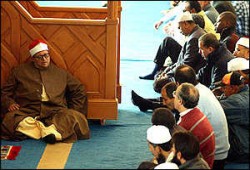 التعامل مع مخالفات إمام المسجد