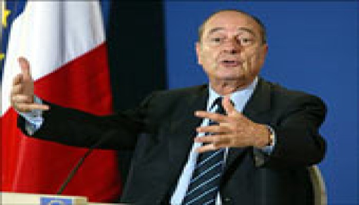 شيراك يهدد بالرد النووي على أي هجوم إرهابي