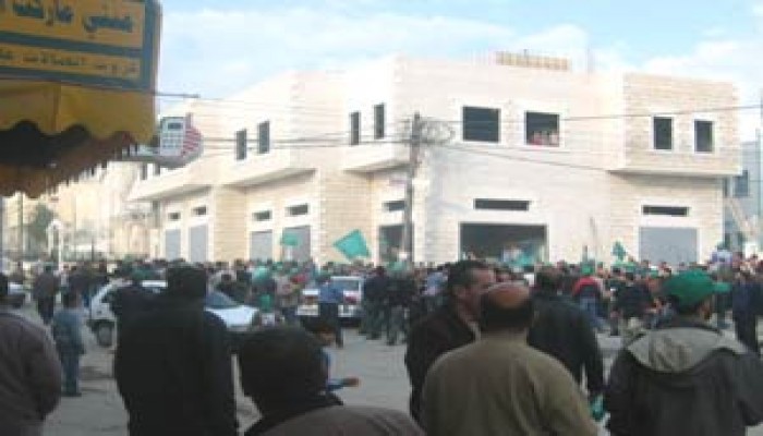 مجموعة لفتح تعتدي على مسيرة لحماس