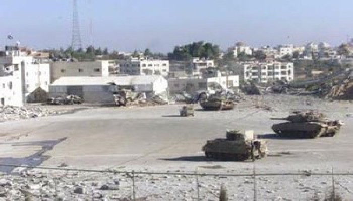 استشهاد فتى فلسطيني وتوغلات للاحتلال بطولكرم والخليل