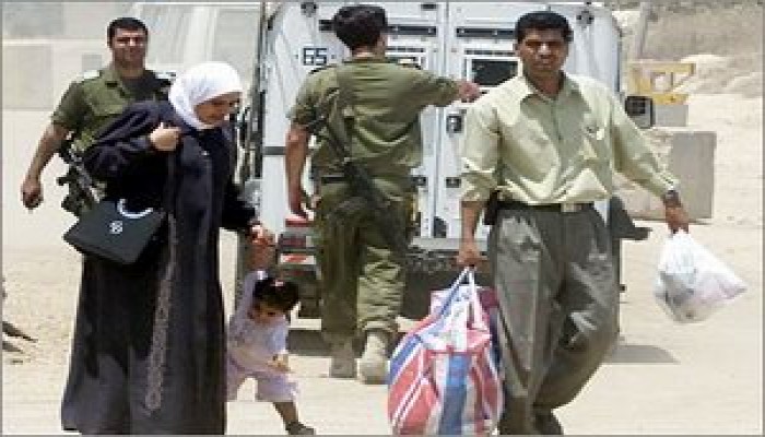 "عرفات" يقلل من أهمية الانسحابات الصهيونية