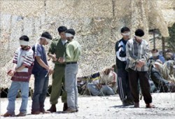 منع المعتقلين الفلسطينيين من أداء الصلاة