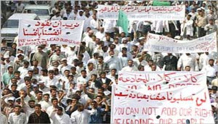 كمينٌ لقافلة أمريكية بالعراق ومظاهرات بالبصرة