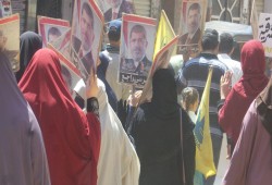 مسيرة يتقدمها أهالي الشهداء والمعتقلين بالشرقية تنديدًا بجرائم الانقلاب