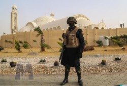 كارنيجي: مشاريع السيسي "الفنكوشية" تعزز تسلط الجيش على الاقتصاد