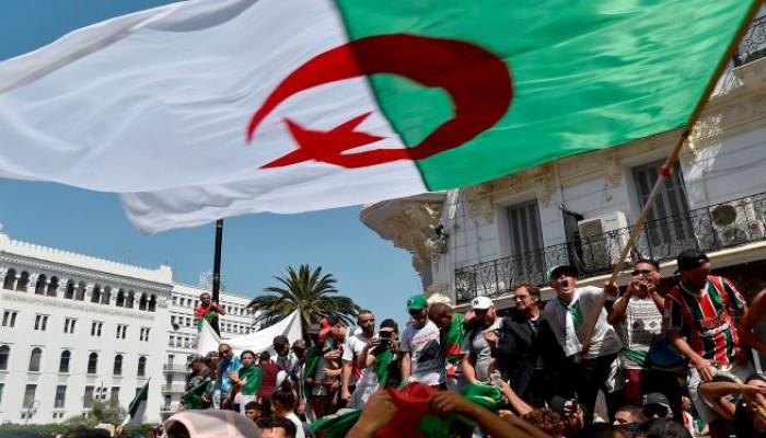 جزائريون يسخرون من خطاب قائد الجيش: "قل لنا اسم الرئيس"