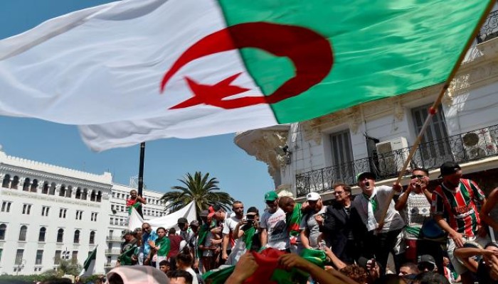 جزائريون يسخرون من خطاب قائد الجيش: "قل لنا اسم الرئيس"