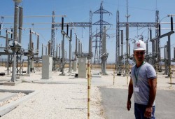 الاحتلال يهدد بقطع الكهرباء على مناطق بالضفة