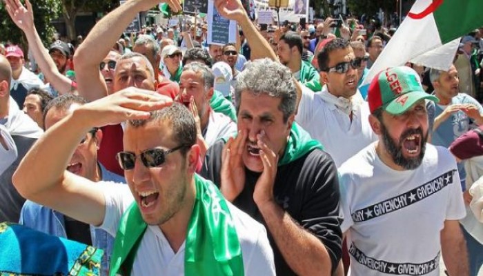 الجزائريون يتحدون قائد الجيش ويواصلون مظاهراتهم الحاشدة