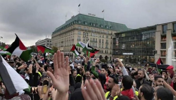 وقفة أمام "بوابة برلين" رفضًا لجرائم الصهاينة بحق الفلسطينيين