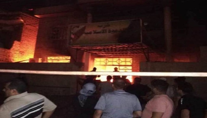 متظاهرون عراقيون يحرقون مكاتب أحزاب سياسية جنوب البلاد