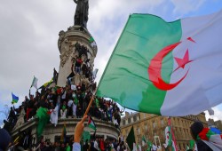 رسميًّا.. قانون يمنع العسكريين في الجزائر من ممارسة السياسة