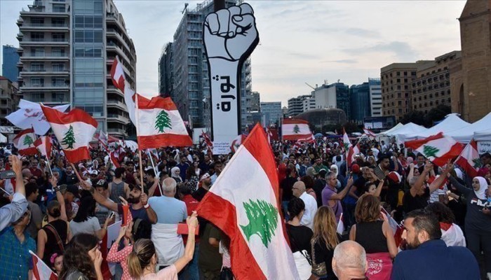 اللبنانيون يُضربون وقتلى باحتجاجات عراقية ورفض تصريحات البرهان بالسودان