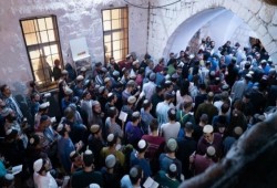 مواجهات وإصابات بنابلس ومئات الصهاينة يقتحمون قبر يوسف