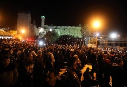 آلاف الفلسطينيين يصلون الفجر بالمسجد الإبراهيمي لتأكيد هويته الإسلامية