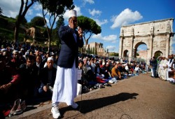 من خصائص فقه الأقليات: تبني منهج التيسير