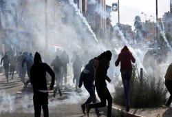 فلسطين.. اقتحام الأقصى واعتقال شخصين وإصابات في مواجهة مع الاحتلال