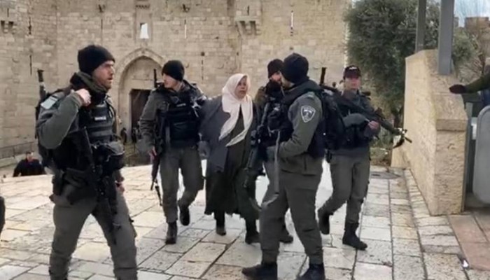 الاحتلال يعتقل مسنّة فلسطينية في الأقصى بزعم محاولة تنفيذ عملية طعن
